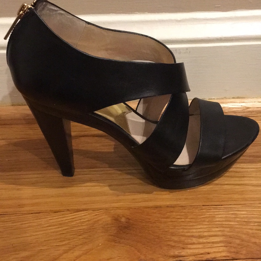 Michael Kors black heels 😍